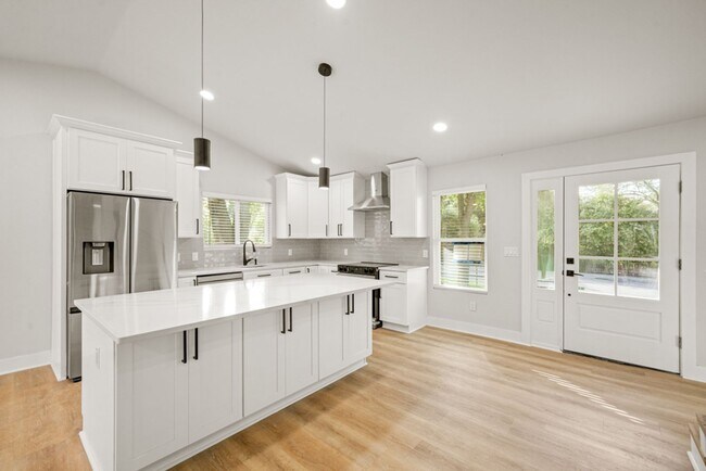Foto del edificio - BEAUTIFUL HOUSE FOR RENT NEAR 1604 W/ GUIL...