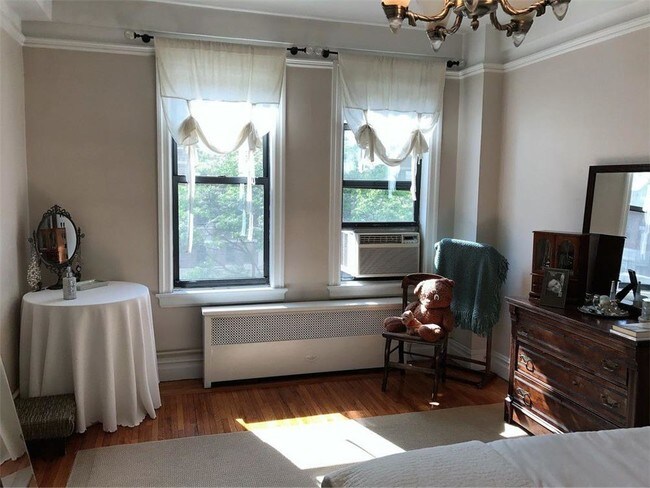 Building Photo - 215 W 75th St
