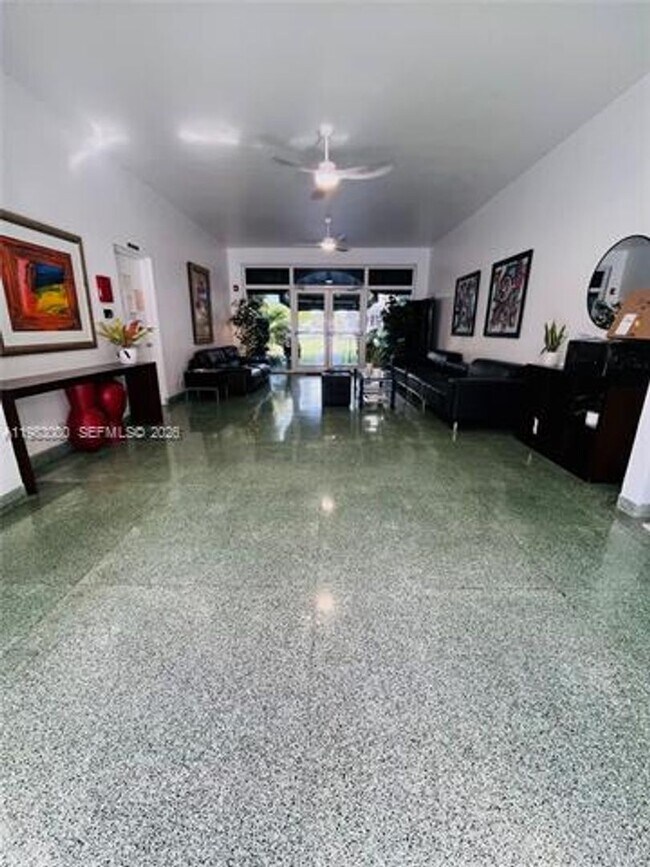 Foto del edificio - 10190 Collins Ave