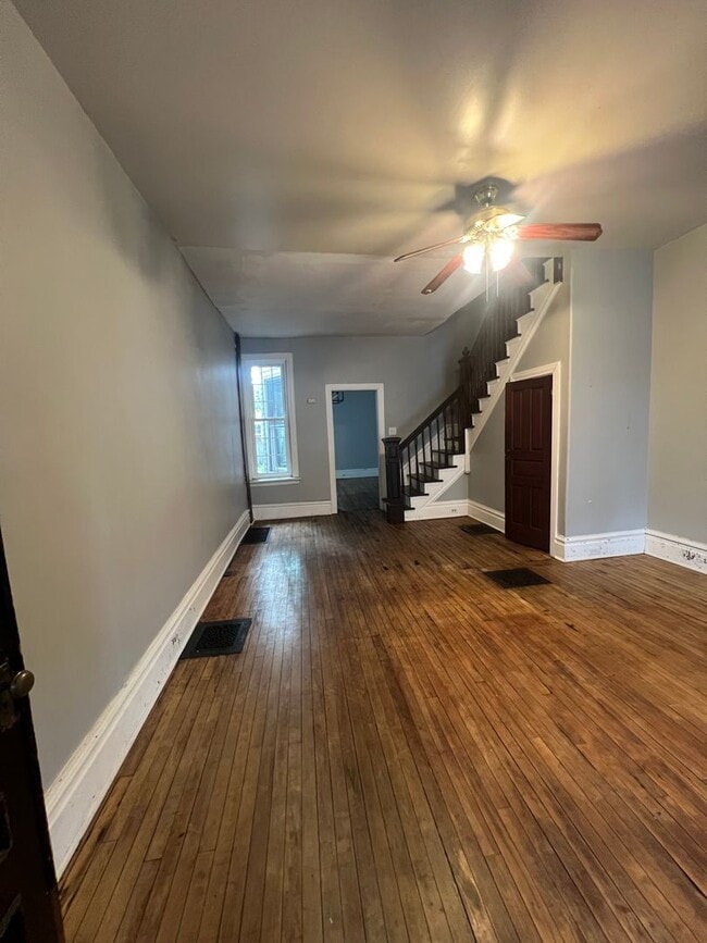 Foto del edificio - Renovated and Charming Townhome Available Now