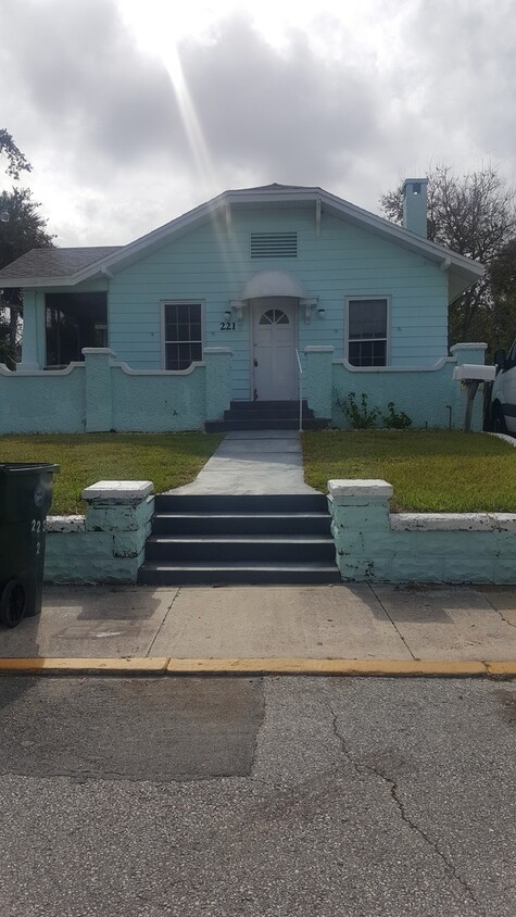 Primary Photo - 3 bedroom 2 bath Single family home locate...