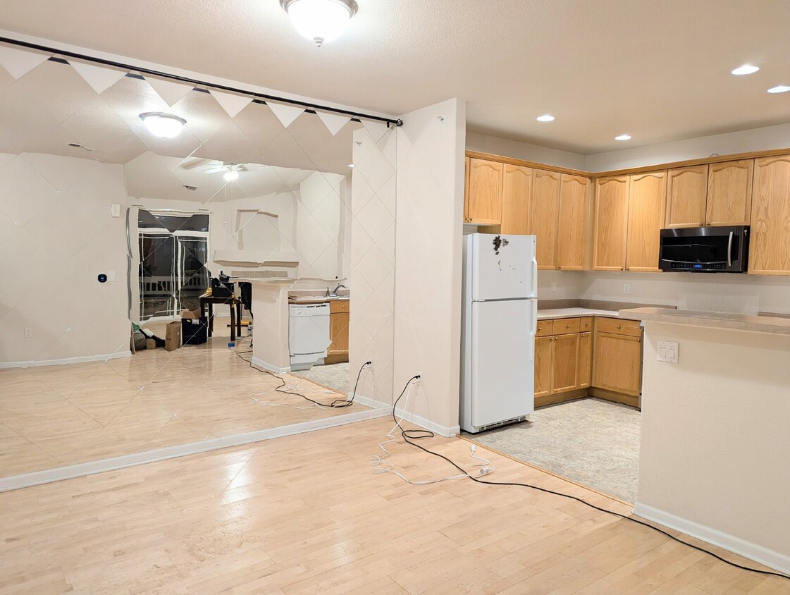 Primary Photo - Bright Top Floor Condo with Vaulted Ceilin...