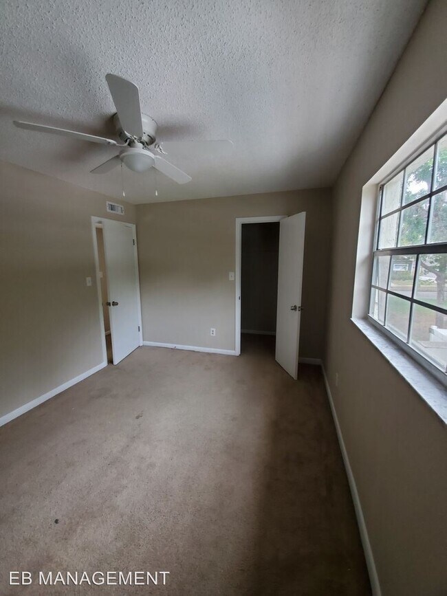 Building Photo - 1402 E Gore St