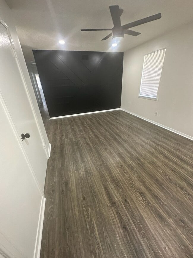 Building Photo - 4 bedroom 1 bath home for lease