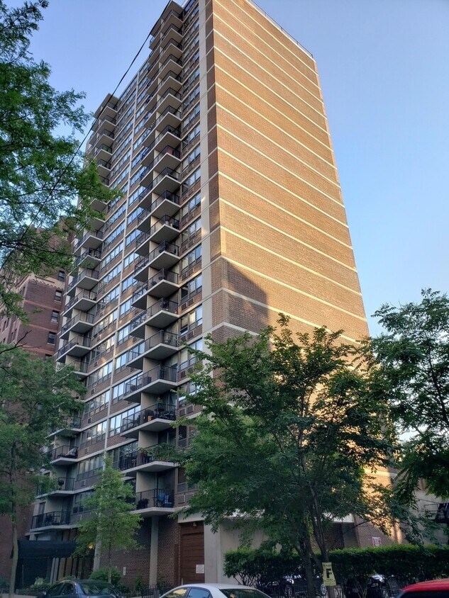 Primary Photo - 2740 N Pine Grove Ave