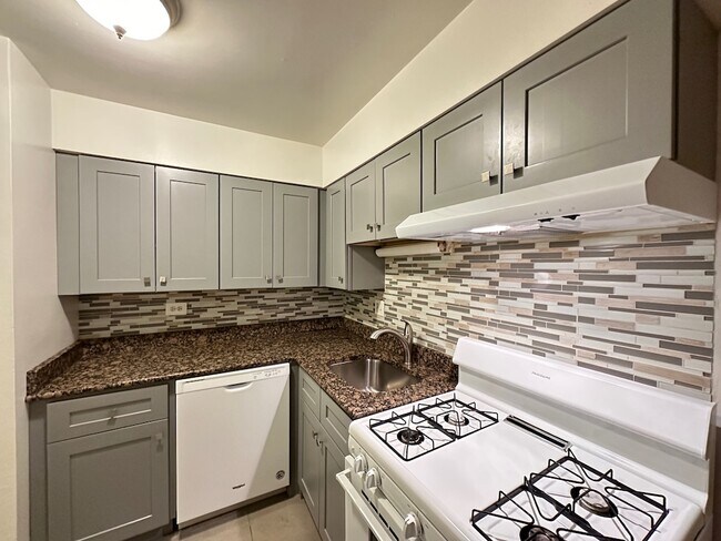 Building Photo - 3732 N Pine Grove Ave