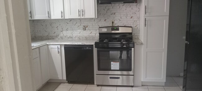 Building Photo - Room in House on Batiste Garden Cir