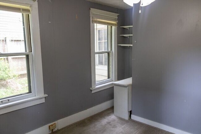 Foto del edificio - $2,100 | 3 Bedroom, 2 Bathroom House | Pet...