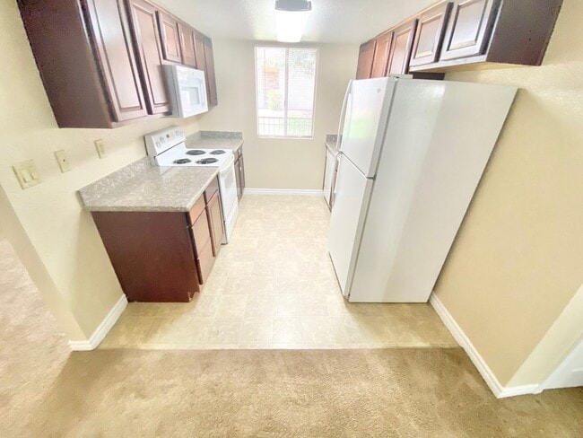Building Photo - 1ST FLOOR CONDO UNIT  1 BEDROOM/ 1 FULL BATH, LOCATED GUARD GATED COMMUNITY