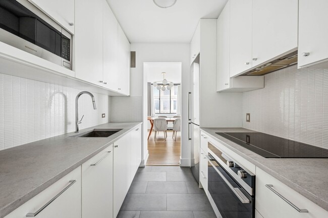 Building Photo - 108 5th Ave