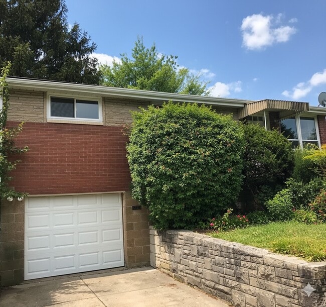 Photo - 215 Erhardt Dr House