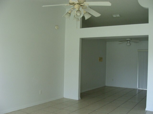Foto del edificio - 3 Bed/2 bath 2 Car July 1 st  Call Carole ...