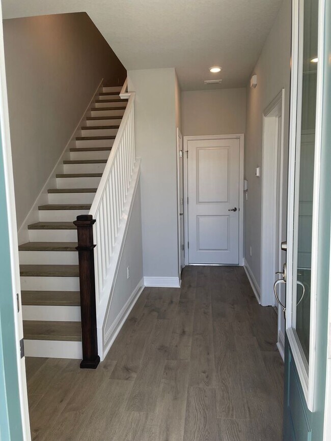 Foto del edificio - Annual Unfurnished 3 Bedroom, 3.5 Bathroom Townhome adjacent to Downtown Sarasota