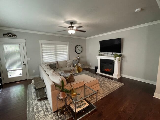 Building Photo - 631 James Ave