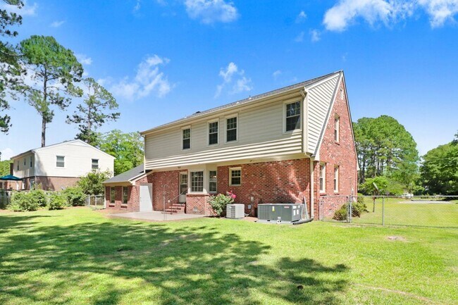 Foto del edificio - CHARMING 2-STORY BRICK HOME *Excellent Gol...