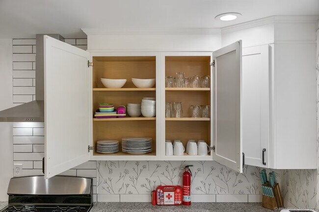 Foto del edificio - 50 Longwood Dr