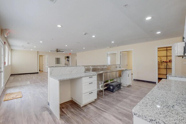 Building Photo - 12105 Sierra Grande Ave NE