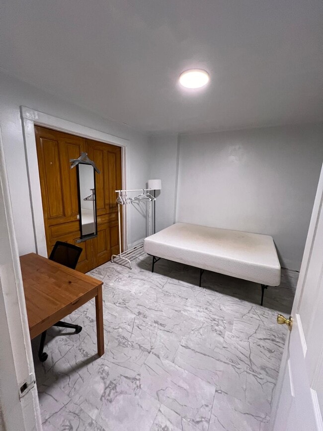 Building Photo - 334 Vine St