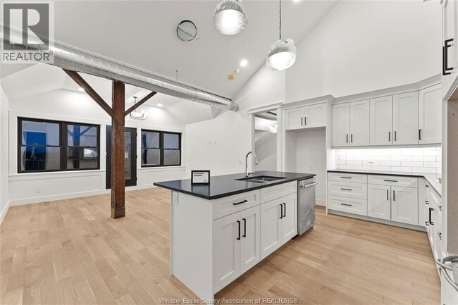 Building Photo - 247 Brock St