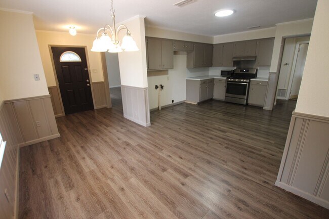 Foto del edificio - Coming Soon! Beautiful 4 Bedroom, 1.5 Bath...