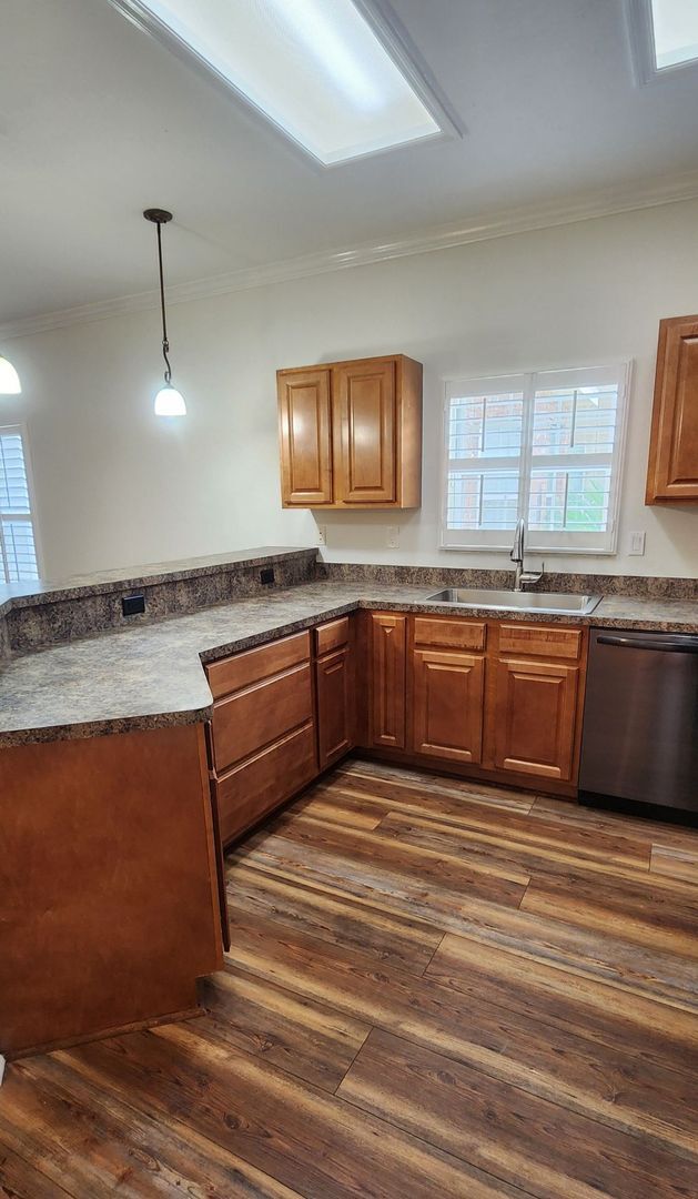 Building Photo - Welcome to this charming 3-bedroom, 2-bath...