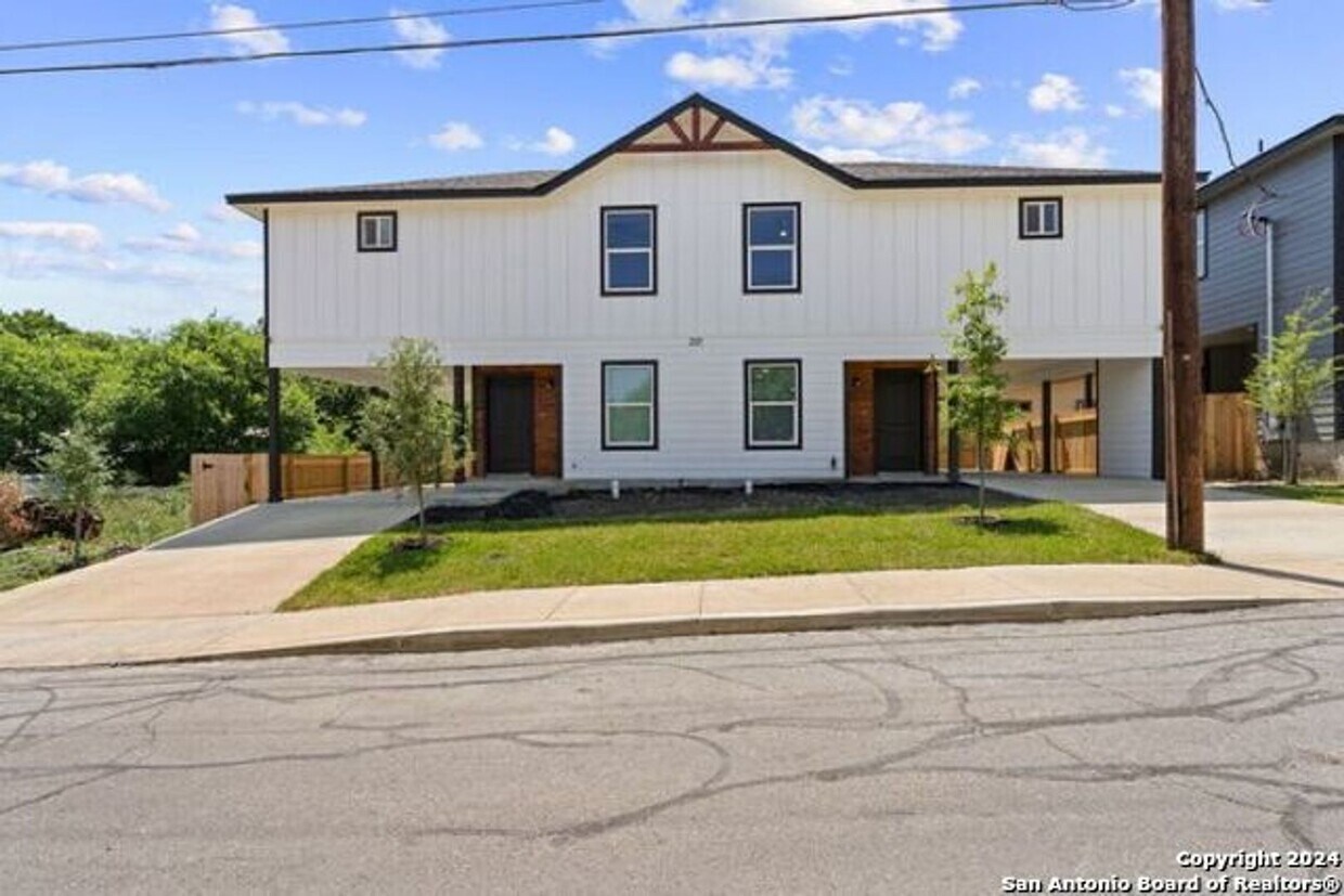 Primary Photo - 3 Bedroom/2.5 Bath-E Houston SO to Hedgessa
