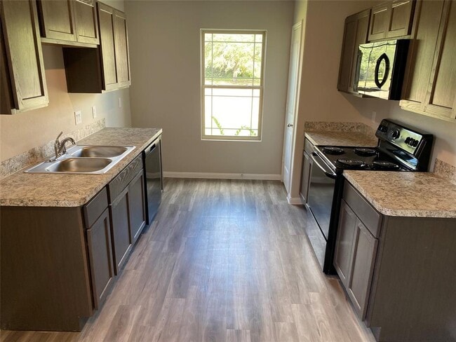 Building Photo - 2853 Golf Crest Dr
