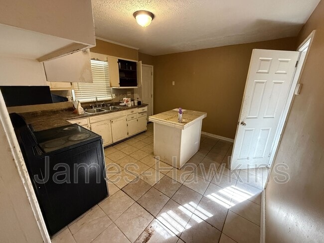 Building Photo - 5125 E Linda Cir