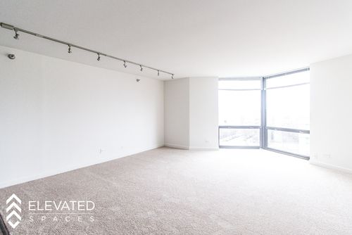 Building Photo - 1133 N La Salle Dr