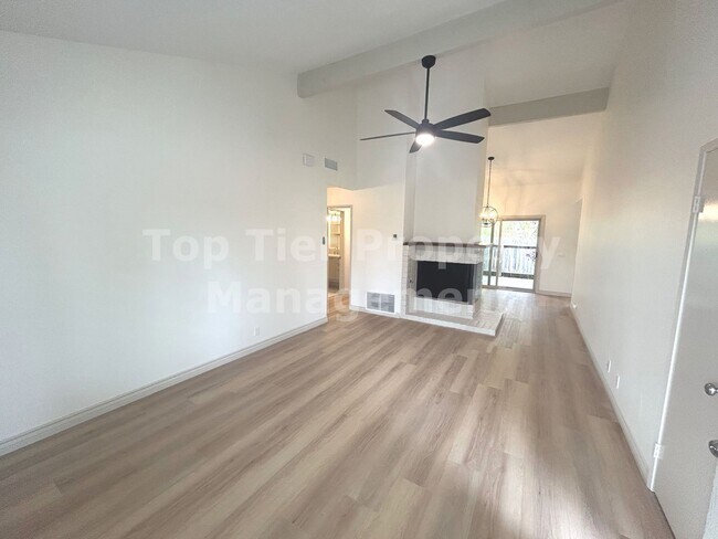 Foto del edificio - ***FULLY RENOVATED 2 bed / 2 bath / 1,120 sqft Home in 55+ Nob Hill Community - Available NOW***