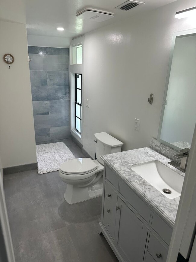 Building Photo - 4 Bedroom 3 Bathroom in Winter Haven