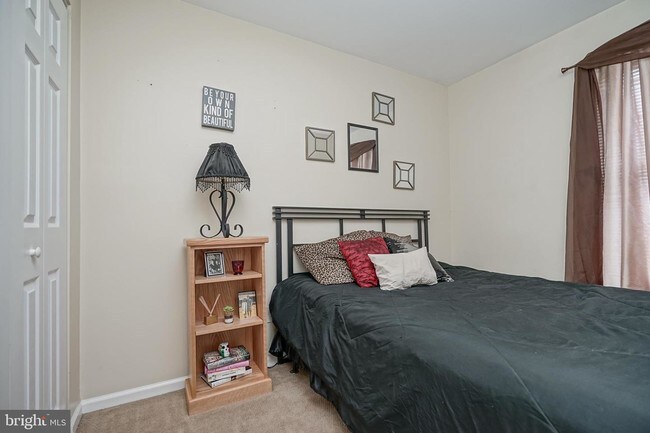 Foto del edificio - 303 Firethorne Ct