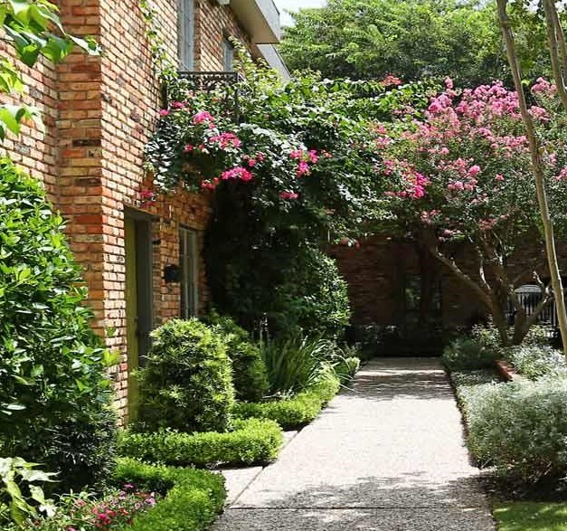 Lush Landscape at Carriage Square - Marquee Uptown & Carriage Square