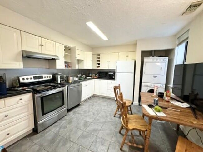 SEPT 2026 - Rare Fenway 5 Bed/3 Bath on Gainesborough St. Two Floors, Central A/C, Students We... - SEPT 2026  -  Rare Fenway 5 Bed/3 Bath on Gainesborough St.  Two Floors, Central A/C, Students We... Apartment