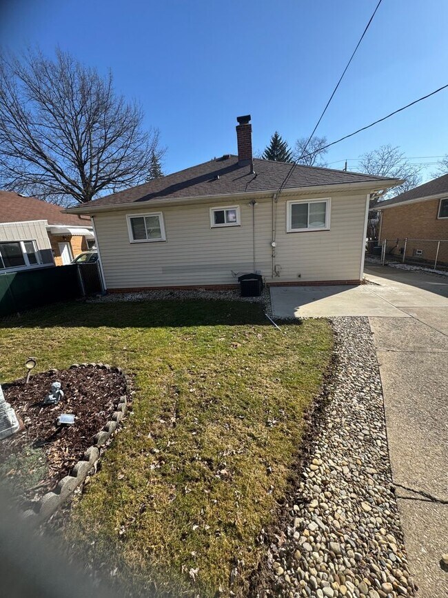 Building Photo - Charming 3-Bedroom Property in Prime Location