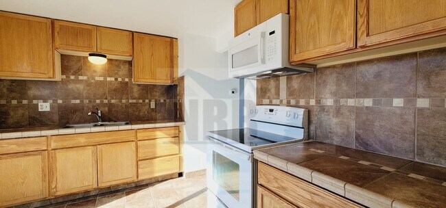 Building Photo - Absolutely Gorgeous 3 bd, 1 ba House locat...