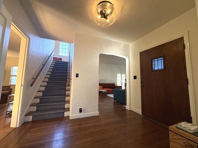 Foto del edificio - Stunning Furnished Home with Loft-Style ADU & Outdoor Amenities