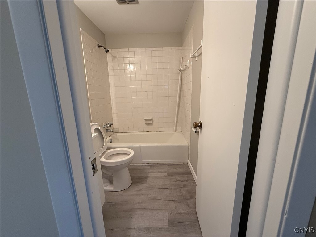 Foto del edificio - 120 Hasbrouck St