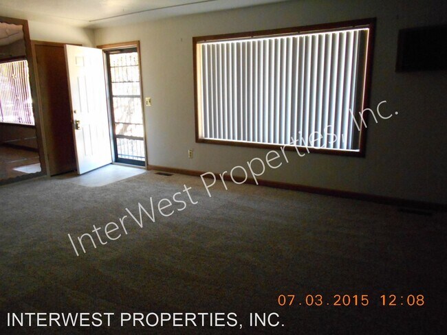 Building Photo - 3 br, 1 bath House - 8438 SE MARKET ST.
