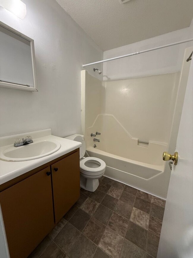 Building Photo - 2 bedroom 1 bathroom