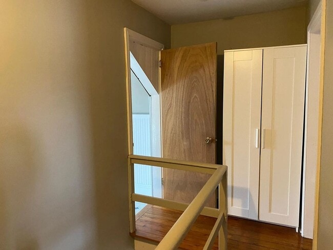 Building Photo - 2-bedroom, 1 bath Victorian style