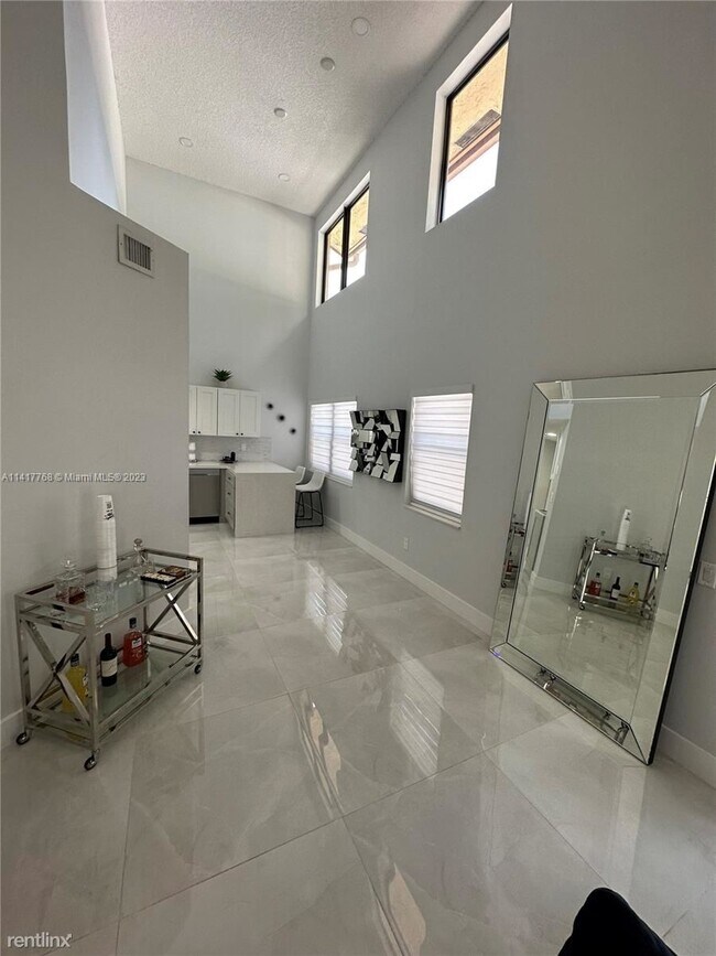 Building Photo - 3 br, 2.5 bath House - 931 SW 112th Ter # 061