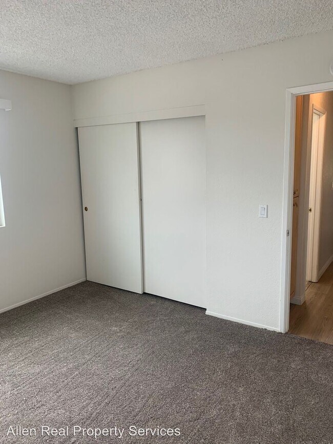Foto del edificio - 12350 Lakeshore Dr