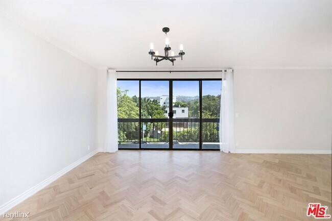 Building Photo - 2 br, 2.5 bath Condo - 325 N Oakhurst Dr A...