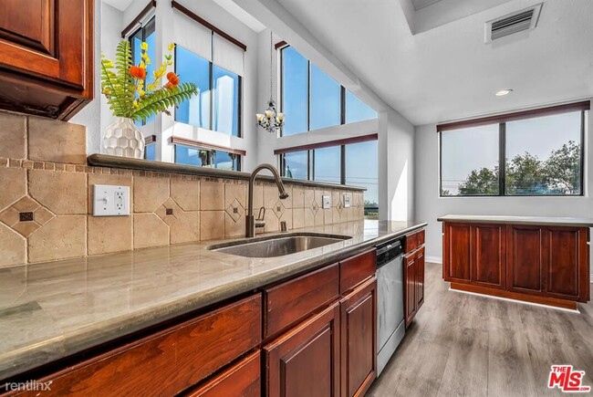 Foto del edificio - 3 br, 3 bath Condo - 1880 Veteran Ave Apt 308