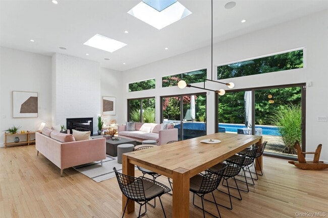 Building Photo - 8 Deer Path