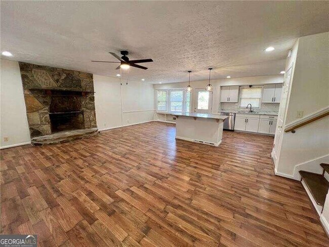Building Photo - 4005 Shallowford Rd