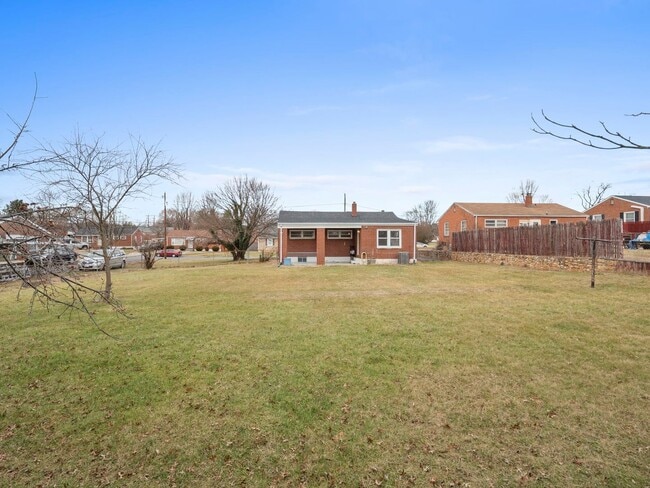 Foto del edificio - 4 Bedroom/ 2 Bath Home for Rent in NW Roanoke