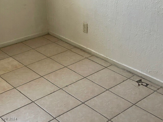 Building Photo - 470 E Naples Dr