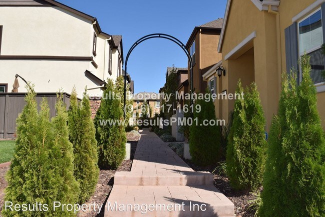 Building Photo - 4 br, 2.5 bath House - 525 Dijon Pl